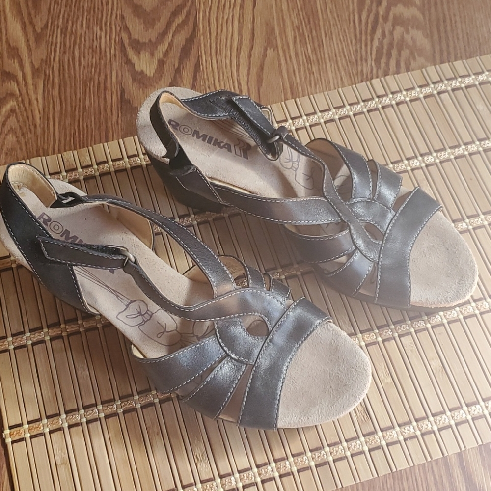Romika UK 40 us is 10 sandals